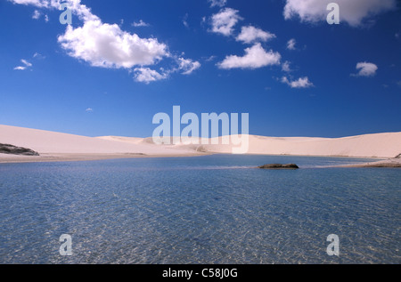 Le dune di sabbia, Parc Nacional dos Lencois, vicino Barreirinhas, Maranhao, Brasile, Sud America, acqua Foto Stock