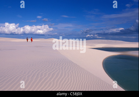 Le dune di sabbia, Parc Nacional dos Lencois, vicino Barreirinhas, Maranhao, Brasile, Sud America, fiume, turisti Foto Stock