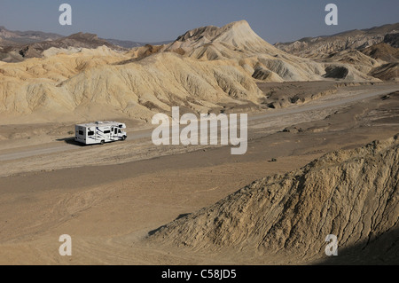 Roadbear, RV, Camper, 20 Team Mule Canyon, Valle della Morte, National Park, California, Stati Uniti d'America, Stati Uniti, America, su strada Foto Stock