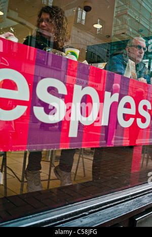 La gente seduta nella finestra del cafe in marchi e Spencers su Grafton Street Dublino Irlanda. Foto Stock