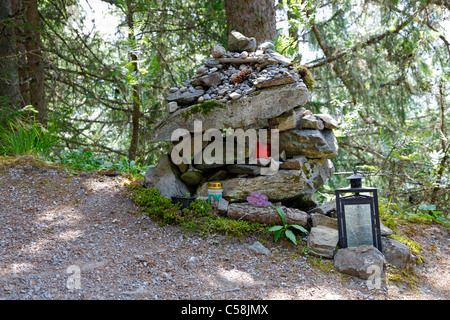 Sito Commemorativo a un abete stelo sulla posizione di una caduta fatale incidente nelle montagne intorno a Stuibenfall, Umhausen, Ötztal, Austria Foto Stock