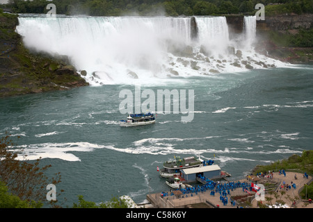 La Domestica della Foschia dock al di sotto della american e Bridal Veil Falls Cascate del Niagara ontario canada Foto Stock