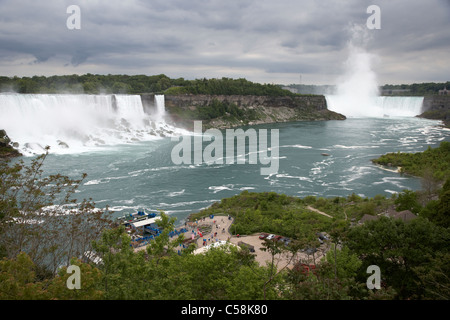 La Domestica della Foschia dock al di sotto della american e Bridal Veil Falls a ferro di cavallo in niagara falls ontario canada Foto Stock