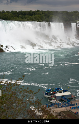 La Domestica della Foschia dock al di sotto della american e Bridal Veil Falls Cascate del Niagara ontario canada Foto Stock