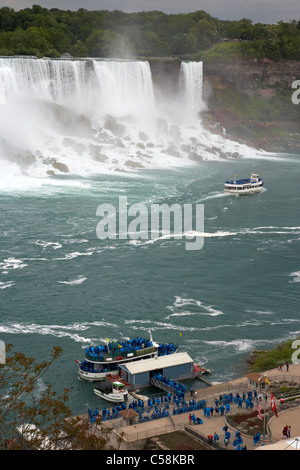 La Domestica della Foschia dock al di sotto della american e Bridal Veil Falls Cascate del Niagara ontario canada Foto Stock