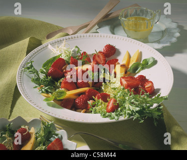 Molla con insalata di fragole e basilico Foto Stock