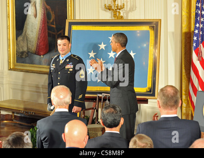 Il presidente Barack Obama awards medaglia d'onore a Sgt. 1. Classe Leroy Petry alla Casa Bianca Foto Stock