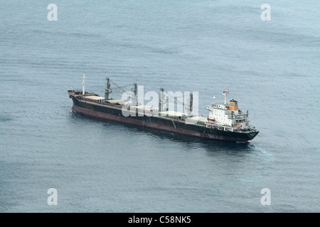 Cargo e petroliere ancorate di costa di Gibilterra nel Mare Mediterraneo partenza dal porto. Foto Stock