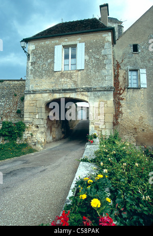 Villaggio di Châtel-Censoir lungo il Canal du Nivernais, Regione di Bordeaux, Francia. Foto Stock