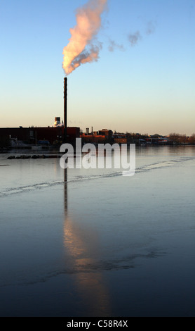 Fumi in uscita di un fumaiolo di fabbrica, Vaestervik, Svezia Foto Stock