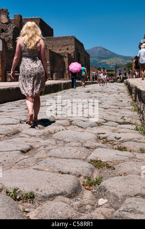 Modello scandinavo a piedi attraverso i vicoli di Pompei, Italia Foto Stock