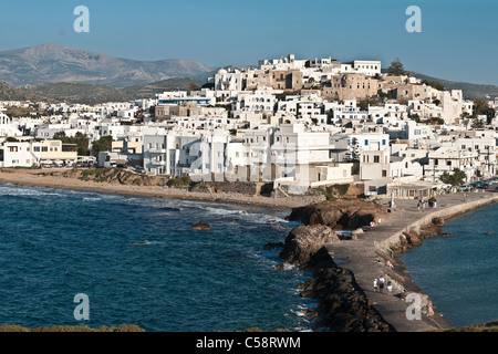 Guardando attraverso la città vecchia di Naxos, dal Palateia, Penisola, isola di Naxos, Cicladi Grecia Foto Stock