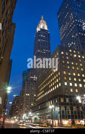 Chrysler building al tramonto dal livello della strada, New York Foto Stock