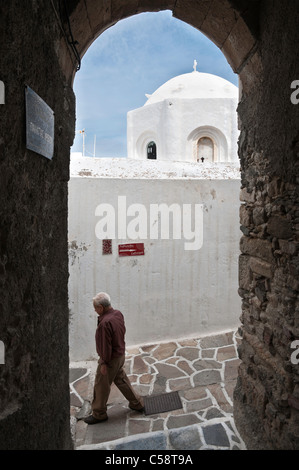 Tipico, stretti vicoli coperti nella città vecchia di Naxos, isola di Naxos, Cicladi Grecia Foto Stock