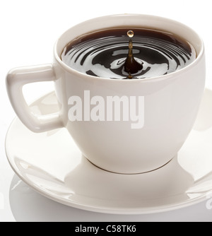 Splash in tazza di caffè. Isolato su uno sfondo bianco. Foto Stock