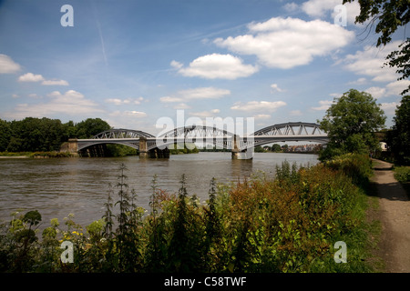 Il fiume Tamigi barnes ponte ferroviario a Londra Foto Stock