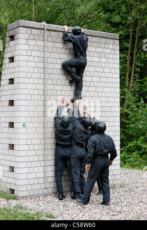 Area formazione della polizia tedesca squadre SWAT. Hostage Rescue e altre unità speciali di polizia esercitare forze di centro. Germania. Foto Stock