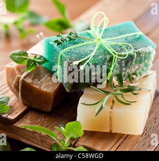 Pezzi di sapone naturale con erbe aromatiche. Foto Stock