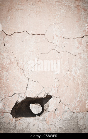 Foro nel vecchio muro rotto Foto Stock