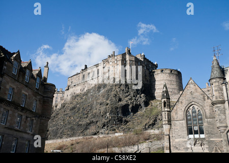 Vista del lato ovest del castello di Edimburgo, come si vede dal Grassmarket Foto Stock