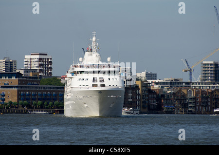 Nave da crociera Silver Cloud arriva fino al fiume Thames, London verso St Katherines Dock Foto Stock