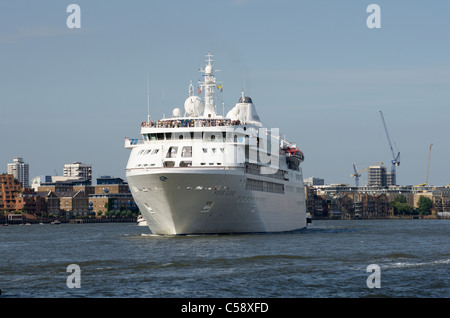 Nave da crociera Silver Cloud arriva fino al fiume Thames, London verso St Katherines Dock Foto Stock