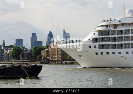 Nave da crociera Silver Cloud arriva fino al fiume Thames, London verso St Katherines Dock Foto Stock