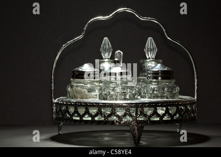 Tabella insieme con il sale e il pepe shaker e olio e aceto bottiglie Foto Stock