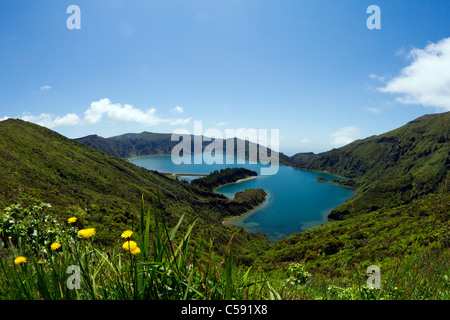 Lagoa do Fogo - il lago di fuoco, un famoso lago cratere a São Miguel Island, Azzorre. Foto Stock