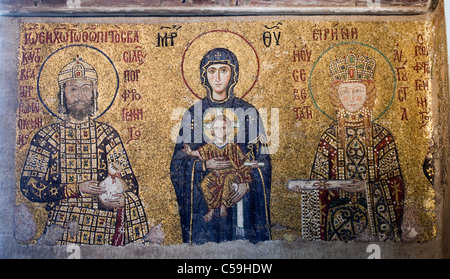 I Comneno mosaici provenienti dall'Hagia Sophia Cattedrale ad Istanbul in Turchia. Esso mostra l'IMPERATORE GIOVANNI II (1118-1143) sulla sinistra, Foto Stock