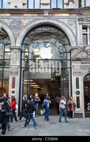 London, Regno Unito - 13 Giugno 2011: persone nei pressi di entrata al negozio Apple di Regent Street Londra centrale il 13 giugno 2011. Foto Stock