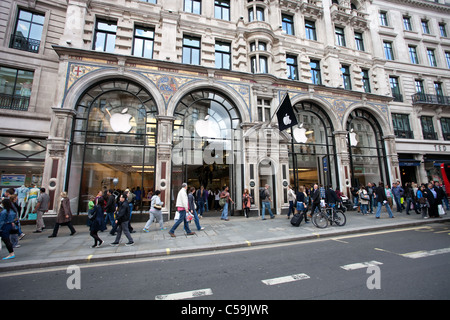 Persone nelle vicinanze dell ingresso al negozio Apple di Regent Street Londra centrale il 13 giugno 2011. Foto Stock