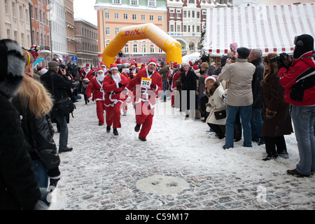 RIGA, Lettonia - 12 dicembre: i partecipanti del terzo annuale di Babbo Natale divertente correre e camminare in Riga, Lettonia, 12 dicembre, 2010 Foto Stock