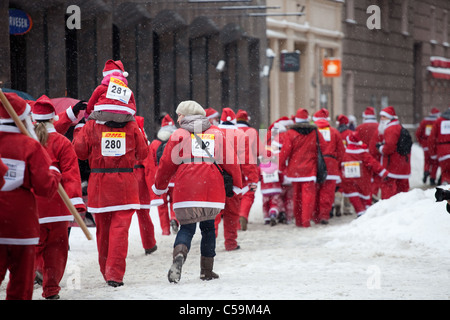 RIGA, Lettonia - 12 dicembre: i partecipanti del terzo annuale di Babbo Natale divertente correre e camminare in Riga, Lettonia, 12 dicembre, 2010 Foto Stock