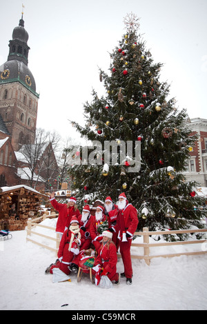 RIGA, Lettonia - 12 dicembre: i partecipanti del terzo annuale di Babbo Natale divertente correre e camminare in Riga, Lettonia, 12 dicembre, 2010 Foto Stock