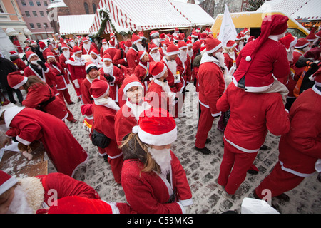 RIGA, Lettonia - 12 dicembre: i partecipanti del terzo annuale di Babbo Natale divertente correre e camminare in Riga, Lettonia, 12 dicembre, 2010 Foto Stock