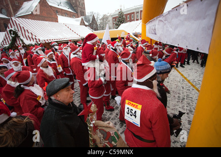 RIGA, Lettonia - 12 dicembre: i partecipanti del terzo annuale di Babbo Natale divertente correre e camminare in Riga, Lettonia, 12 dicembre, 2010 Foto Stock