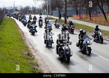 RIGA - 16 Marzo: moto stagione apertura sfilata con migliaia di partecipanti. Aprile 24, 2010, Riga, Lettonia. Foto Stock