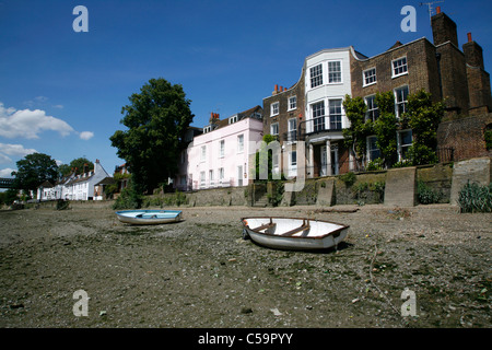 Il fiume Tamigi con la bassa marea a trefolo sul verde da tori Head Pub, Chiswick, London, Regno Unito Foto Stock