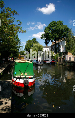 Canal barche ormeggiate sul Regent's Canal a Primrose Hill, London, Regno Unito Foto Stock