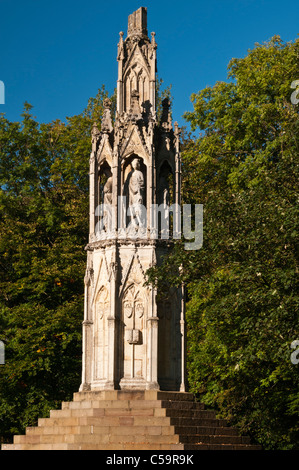 Una vista dettagliata dell'altamente decorato regina Eleonora croce che sorge accanto al London Road a Northampton, Inghilterra Foto Stock