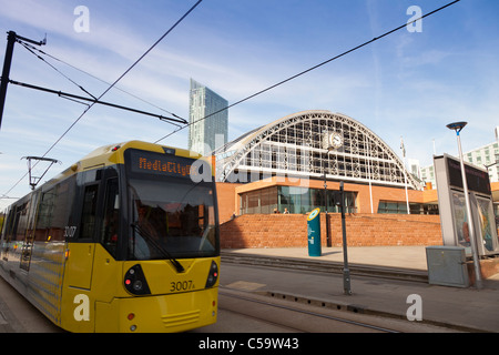 Il tram che passa dal centro congressi, Inghilterra, Manchester Foto Stock