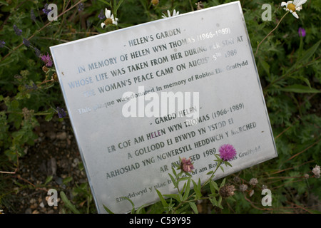 Lapide in memoria di Helen Wyn Thomas uccisi all'Accampamento della pace Greenham Common Newbury Berkshire England Regno Unito Foto Stock