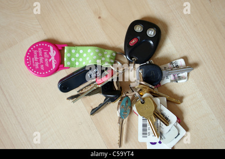 Di chiavi per la casa, ufficio, per 2 automobili. Foto Stock