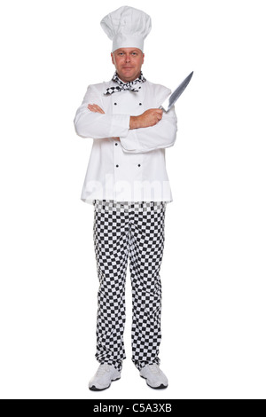 Foto di uno chef in uniforme con le braccia piegate in possesso di un coltello isolato su uno sfondo bianco. Foto Stock