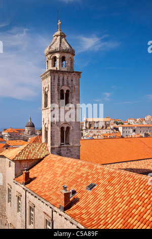 Campanile della chiesa di arancio e tetti della Città Vecchia, Dubrovnik Dalmazia Croazia Foto Stock