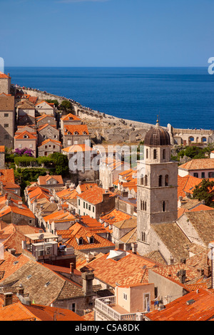 Tetti di colore arancione e il campanile della chiesa, Dubrovnik Dalmazia Croazia Foto Stock