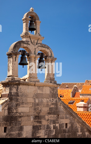 Campanile della chiesa di arancio e tetti di Dubrovnik Dalmazia Croazia Foto Stock