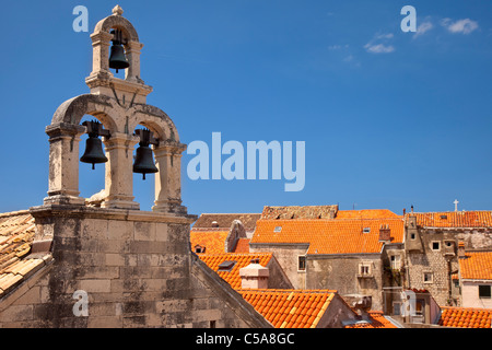 Campanile della chiesa di arancio e tetti di Dubrovnik Dalmazia Croazia Foto Stock