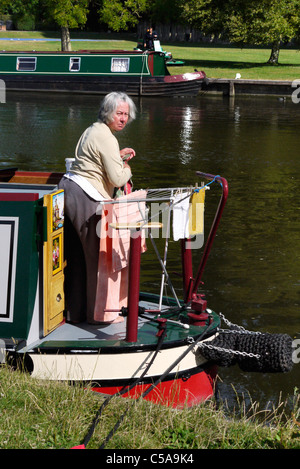 La donna a casa galleggiante messa fuori il lavaggio, Abingdon-on-Thames, Oxfordshire Inghilterra Foto Stock